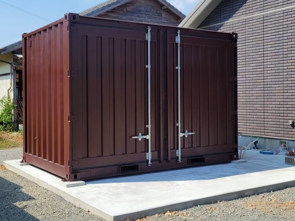 茶色い建設用コンテナ