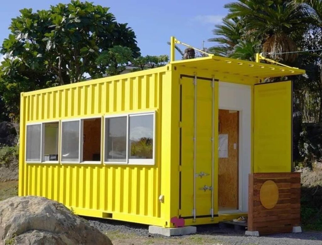 黄色いコンテナハウス